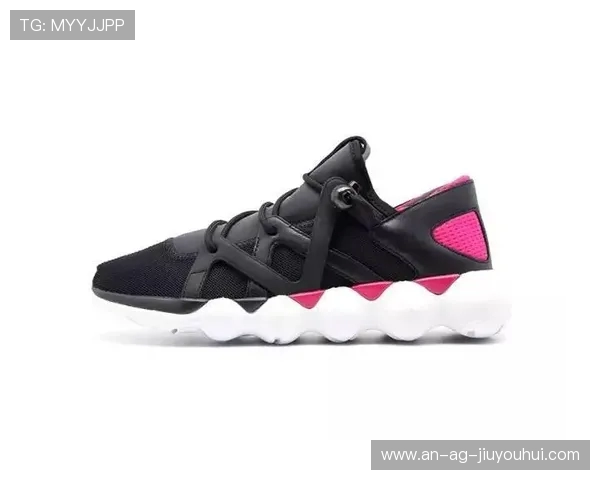 Tommy足球服打造热血赛场风潮展现青春活力与团队荣耀 Tommy足球服打造热血赛场风潮展现青春活力与团队荣耀